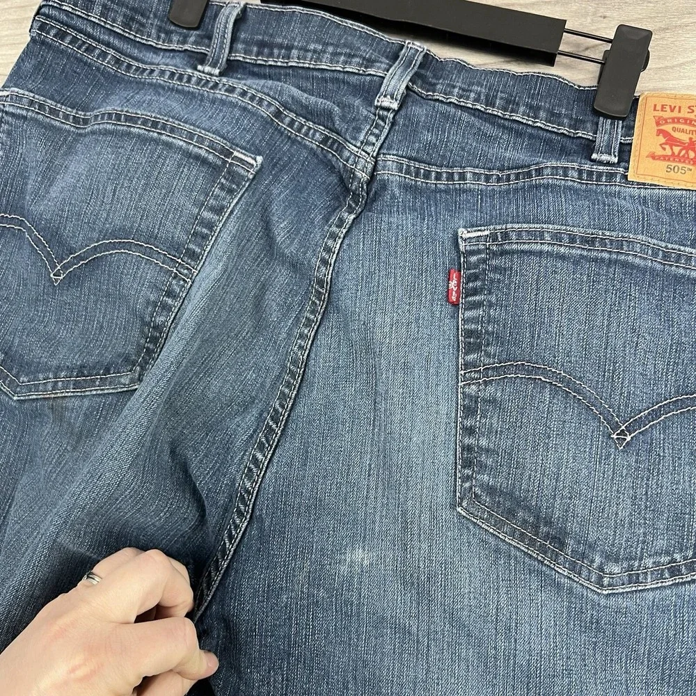 Levis Jeans Mens 38 Fits 35x28 Straight Medium Wash Denim Logo‎ Basic Everyday